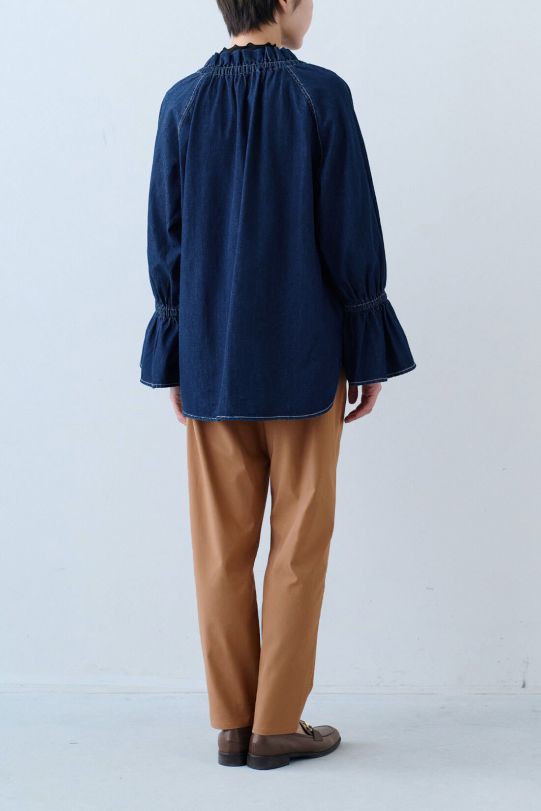 Real Stock|IEDIT[イディット]　フリルネックで顔まわり華やぐ　キャンディースリーブデニムブラウス〈ネイビー〉|モデル身長：163cm　着用サイズ：M