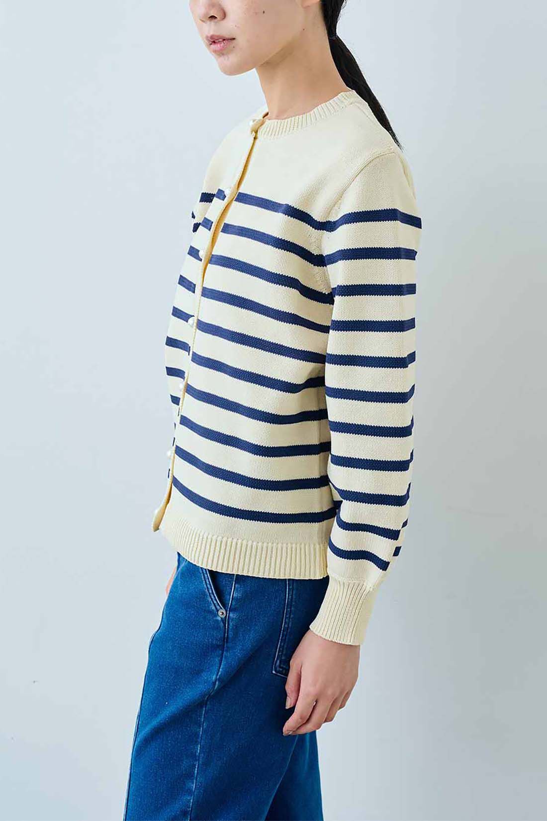 Real Stock|IEDIT[イディット]　ハンサムカラーを楽しむ 着映えデザインブルーニット〈カーディガン　アイボリー&times;ネイビーブルー〉