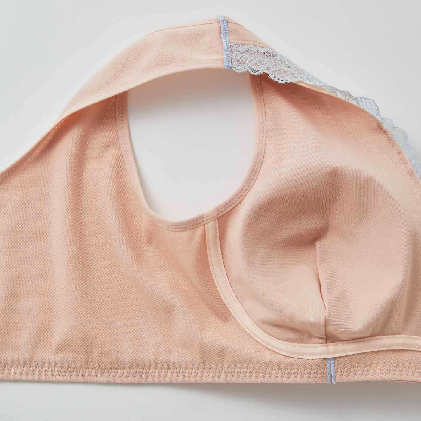 Real Stock|ピンクリボン×すべての女性へ 前向きな気持ちを応援する フロントオープンブラ〈ブルーレース〉|肌当たりに配慮し、縫い目やゴムなど気になる部分はチクチクしないよう、極力外側へ。洗濯ネームも肌に当たらないよう工夫しています。