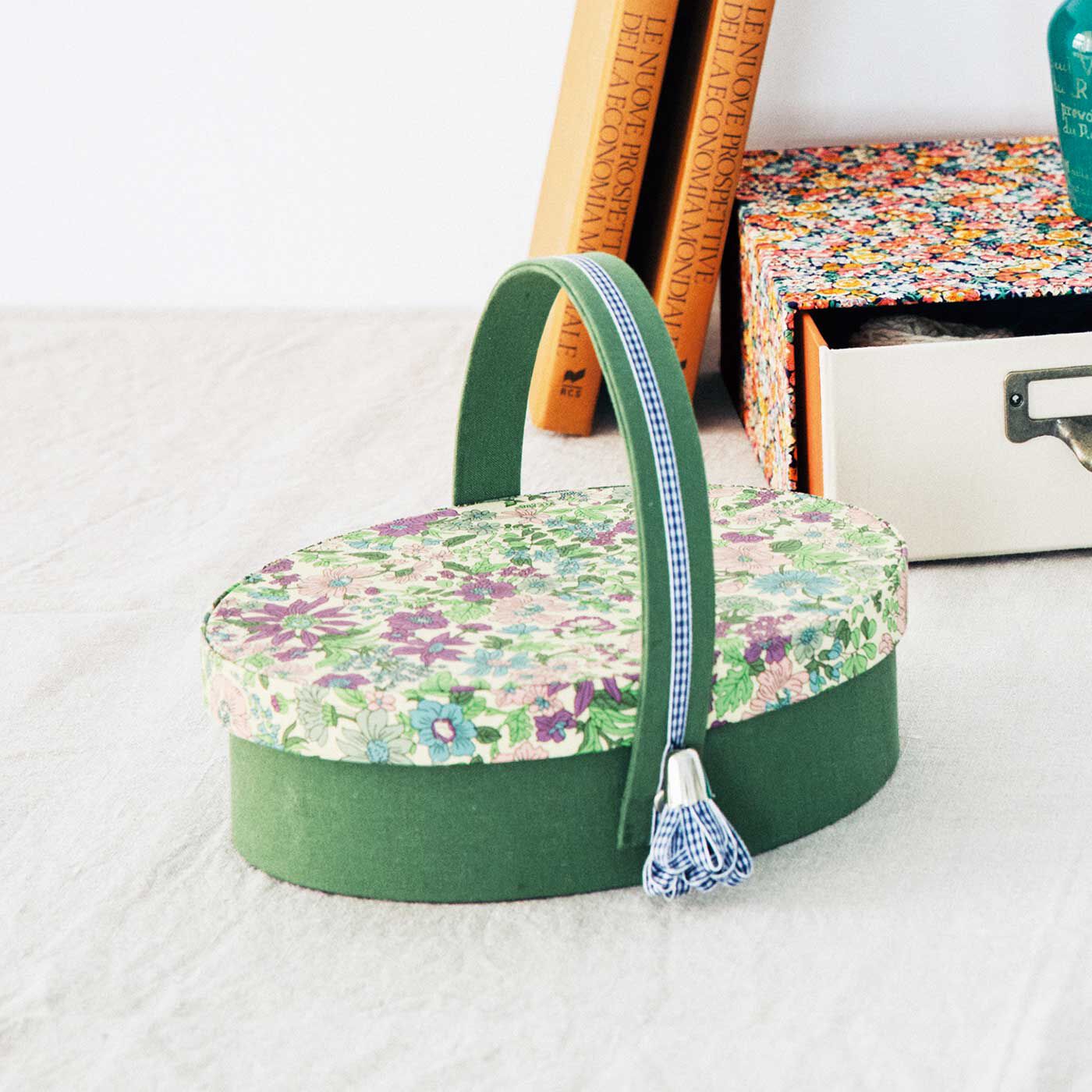 Real Stock|工作気分で作れる リバティ・ファブリックス カルトナージュ|タイプ11：持ち手付きオーバルボックス〈エミリー〉　できあがりサイズ：縦約15.5cm、横約20.5cm、高さ約6.5cm（持ち手含まず）