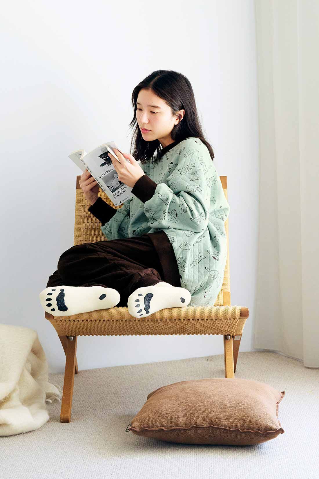 Real Stock|【3～10日でお届け】旭山動物園・ボルネオの森応援商品 Live in comfort ホッキョクグマの肉球柄のあたたかソックス〈アイボリー〉