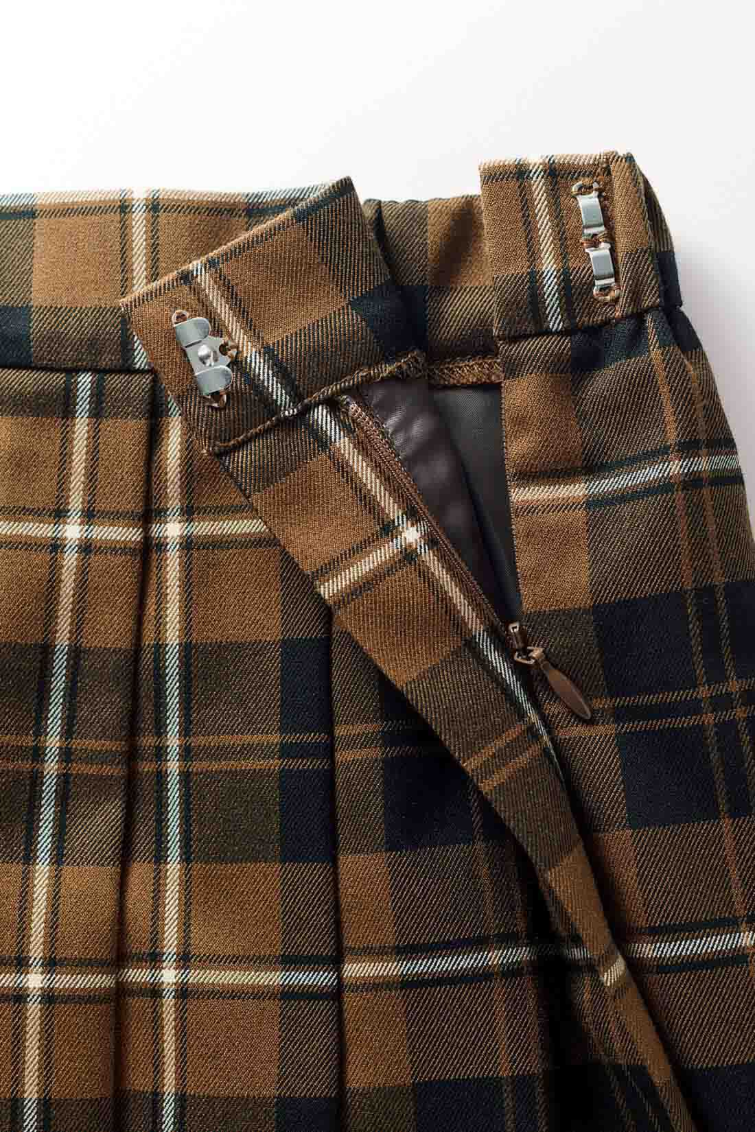 Real Stock|THREE FIFTY STANDARD　Peter MacArthur ブラウンチェックのプリーツスカート|ウエストは、前フラットとわきファスナーできちんと感がありながら、後ろゴムでゆったりとしたはき心地。