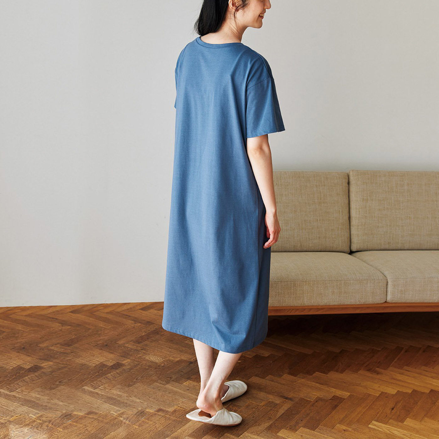 Real Stock|ハラミチヨさんの描くハッピー招き猫のらくちん半袖ルームワンピ〈ブラウンカーキ〉|大きめサイズでバックスタイルもゆったり。　※お届けするカラーとは異なります。