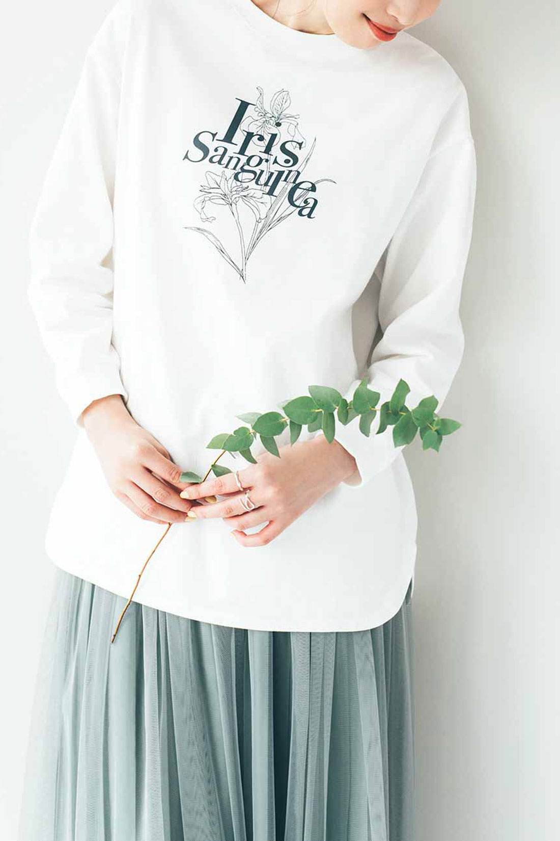Real Stock|Live love cotton（R）プロジェクト IEDIT[イディット]　大人のためのモノトーンフラワーロゴプリントTシャツ〈カスミ草〉|これは参考画像です。お届けするタイプとは異なります。