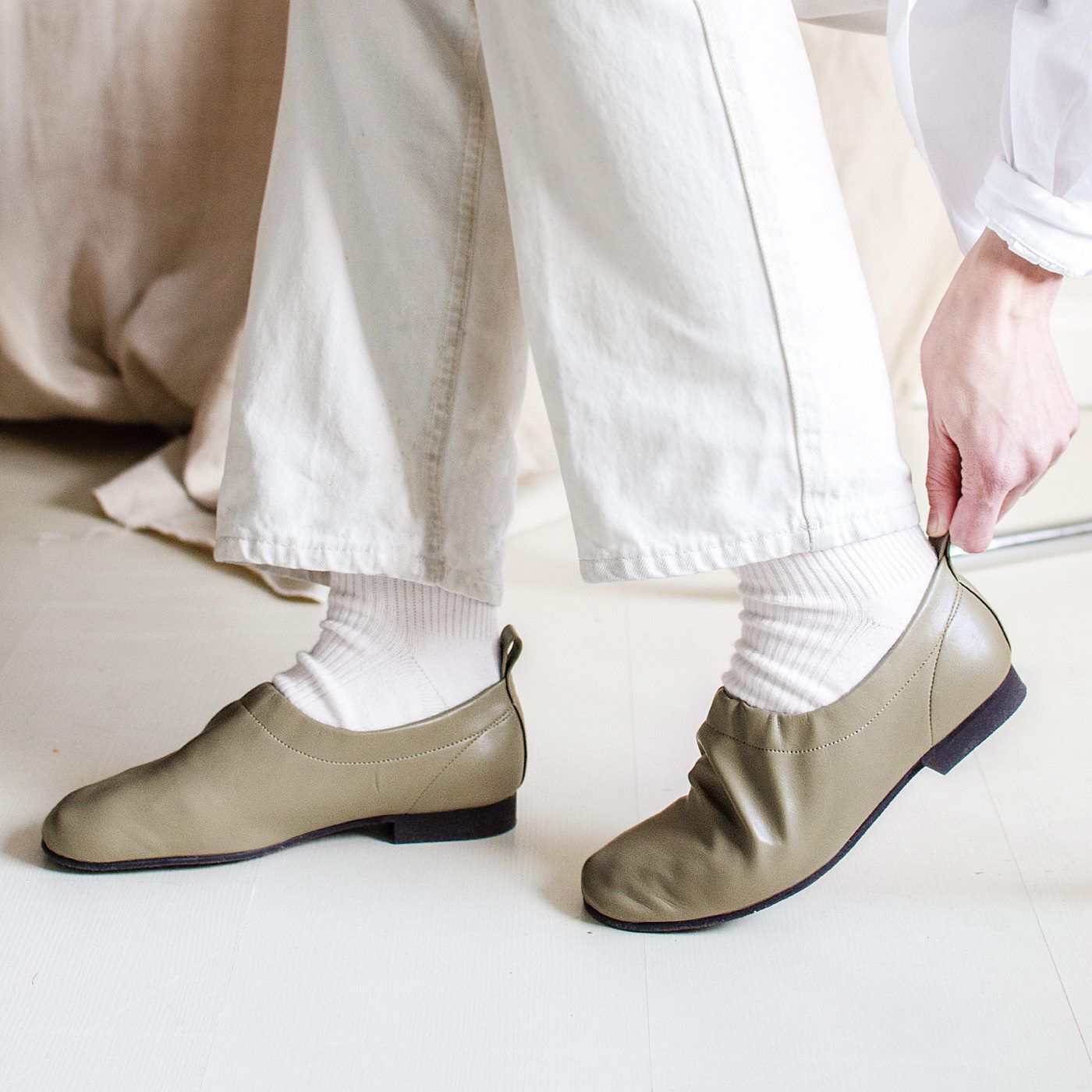 Real Stock|サーナ ヤ オッリ　神戸・長田でつくる　ストレッチ合皮で足になじむ 晴雨兼用シャーリングシューズ〈モカベージュ〉|指を引っ掛けて、するっと履ける。あるとないとでは大違いのプルストラップ付き。