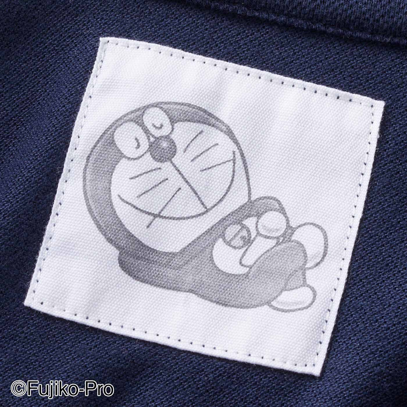 Real Stock|ドラえもん すらりきれい見え♪ 大人の上品かのこポロ衿ワンピース〈吸水速乾〉|ネック部分にはゴロンと寝転ぶドラえもんのプリントネーム付き。