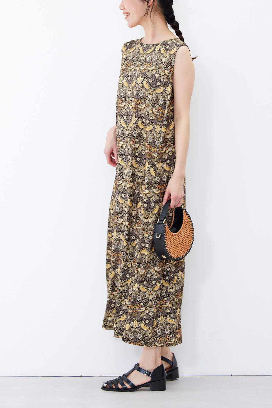 Real Stock|リブ イン コンフォート   大人モリスの世界 「いちご泥棒」柄の美しく着映えるカットソーワンピース〈ダークブラウン〉