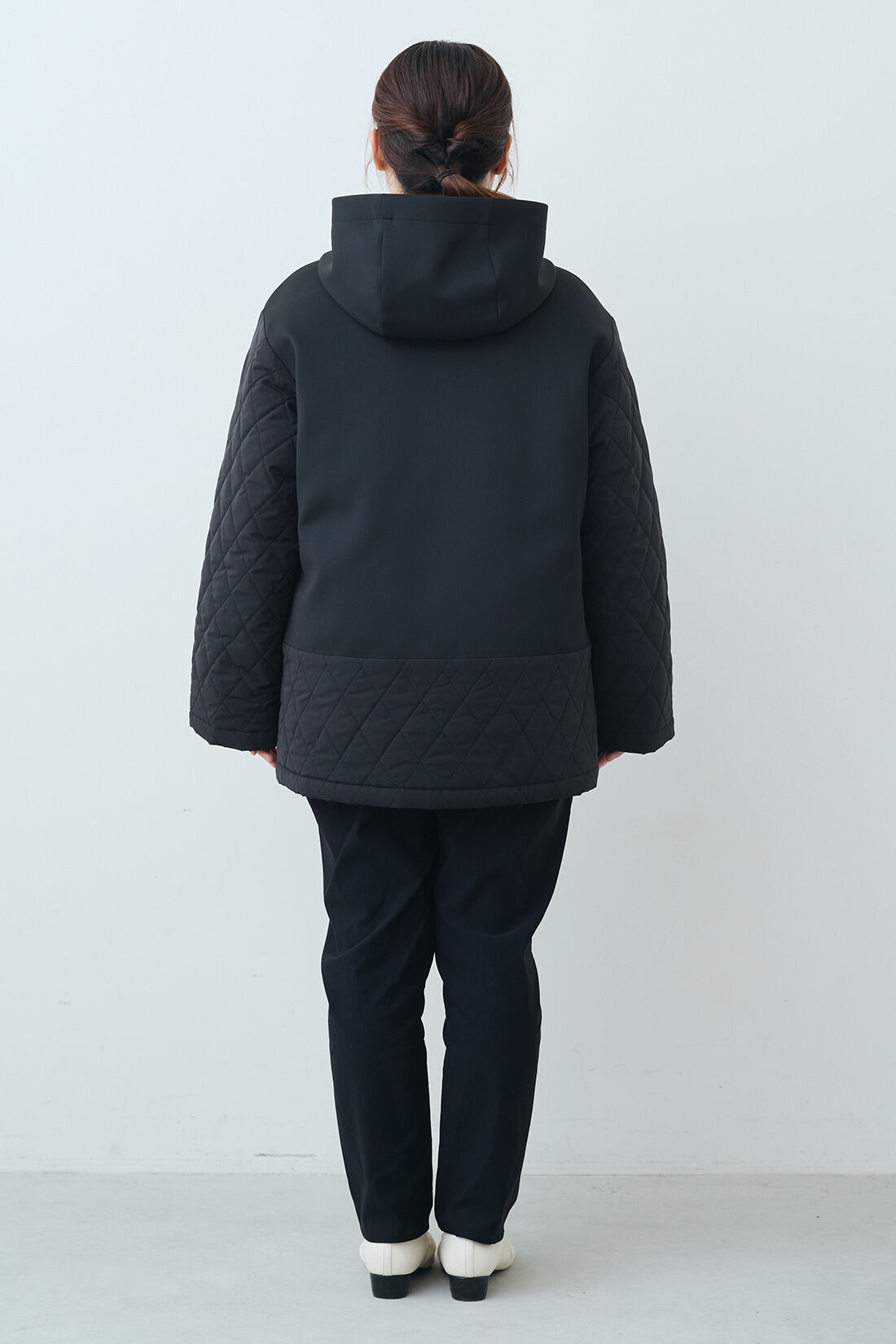 Real Stock|IEDIT[イディット]　すっきり着られるダンボール素材&times;キルティングの上品切り替えコート〈ブラック〉|モデル身長：149cm　着用サイズ：M