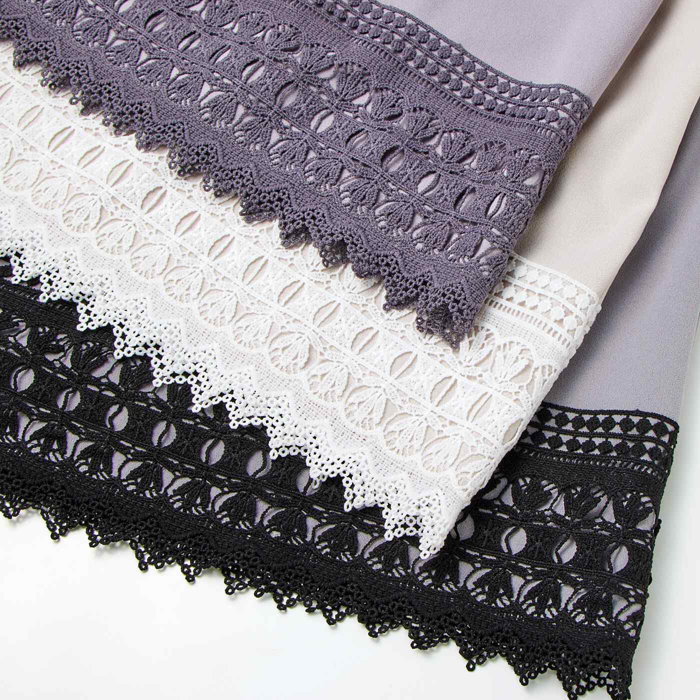 Real Stock|フラウグラット　パッと華やかさをプラスする♪　すそレースひらりトップス〈グレー〉|上品で華やかな幅広レースをすそまわりにたっぷりあしらいました。