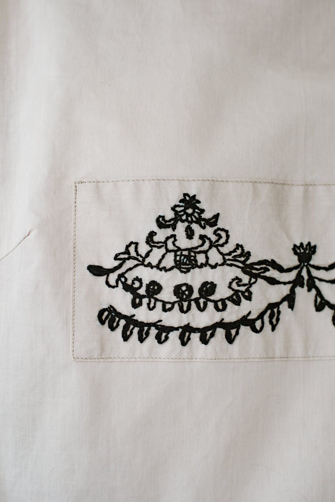Real Stock|ｈａｃｏ！　上品な刺繍がまるでレースのよう　オーガニックコットンの袖ぽんわりブラウス　ｆｒｏｍ　Ｓｔｉｔｃｈ　ｂｙ　Ｓｔｉｔｃｈ〈ベージュ〉