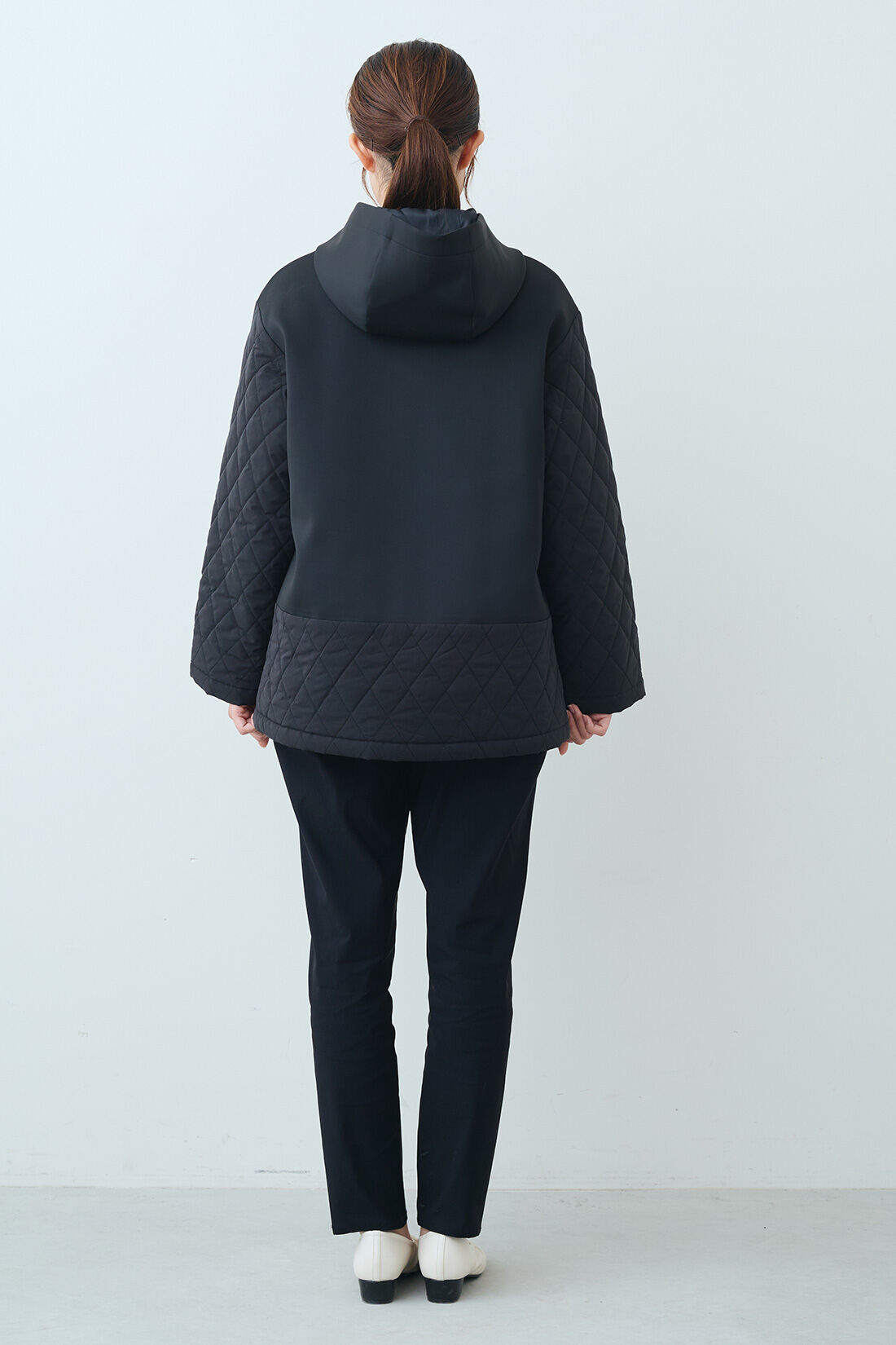 Real Stock|IEDIT[イディット]　すっきり着られるダンボール素材&times;キルティングの上品切り替えコート〈ブラック〉|モデル身長：167cm　着用サイズ：M