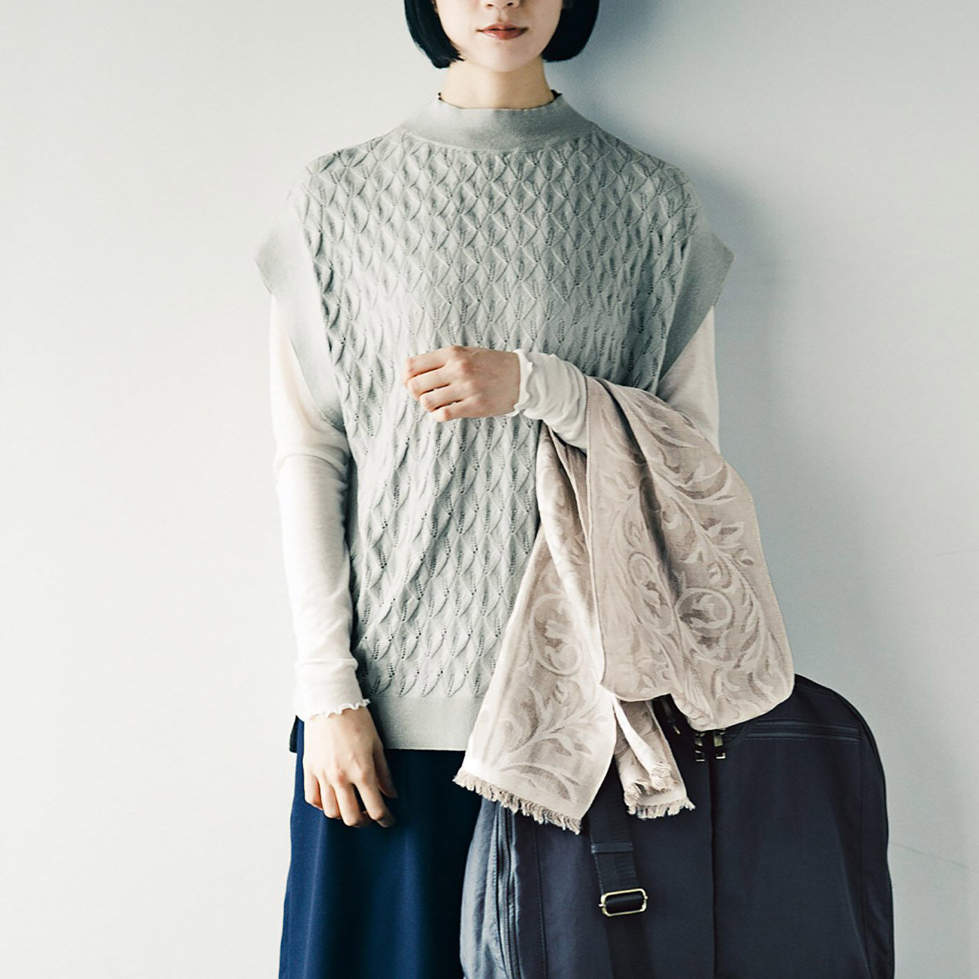 Real Stock|el:ment　リーフの透かし編みで風通る　コットン100％で軽やか　ハイネックニットベスト〈パールホワイト〉|モデル身長171cm/VestサイズM着用　※お届けするカラーとは異なります。