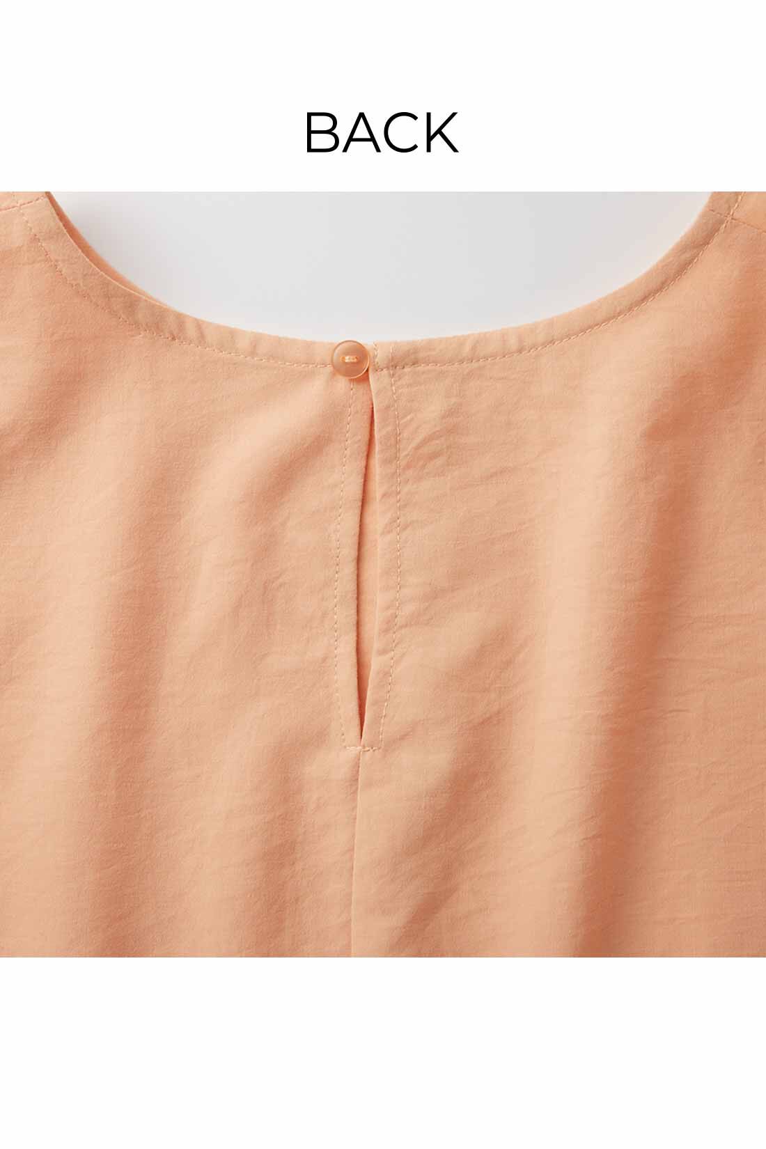 Real Stock|IEDIT[イディット]　コットンライクな多機能素材「AMATA」のギャザースリーブブラウス〈サックスブルー〉|ネックの後ろはボタン留めのスリット開き。　※お届けするカラーとは異なります。