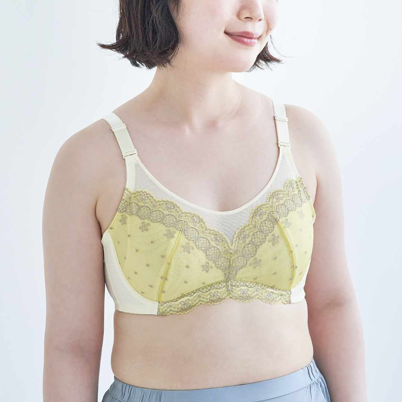 Real Stock|大きい胸さんのバストラインを美しくキープ！ 小さく見せるブラ〈4〉|サイズ展開豊富なこちらのアイテムをプラスサイズモデルさんに着用してもらいました。　※お届けするカラーとは異なります。