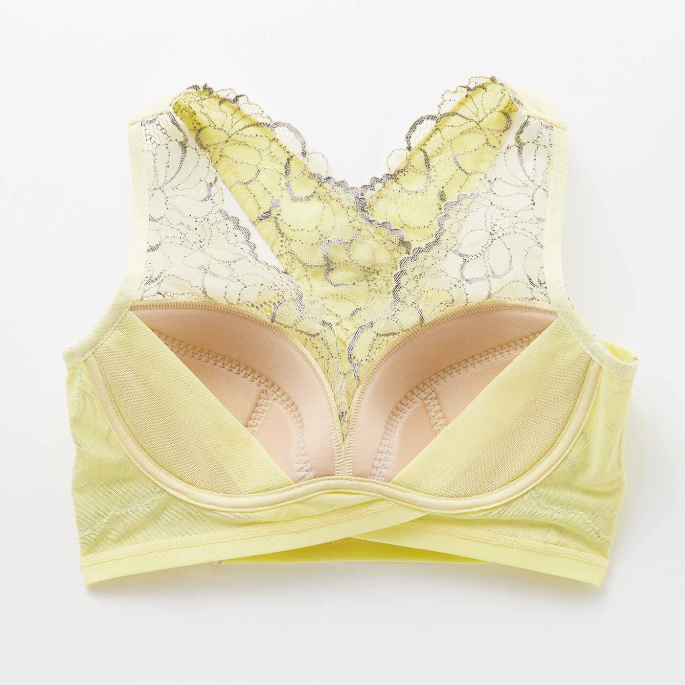 Real Stock|肩甲骨をらくらく意識で背筋ピン！ ヨガ気分ブラ〈フローラルレース〉〈レモン〉|やわらかカップとサイドパネルでバストにやさしくフィットします。