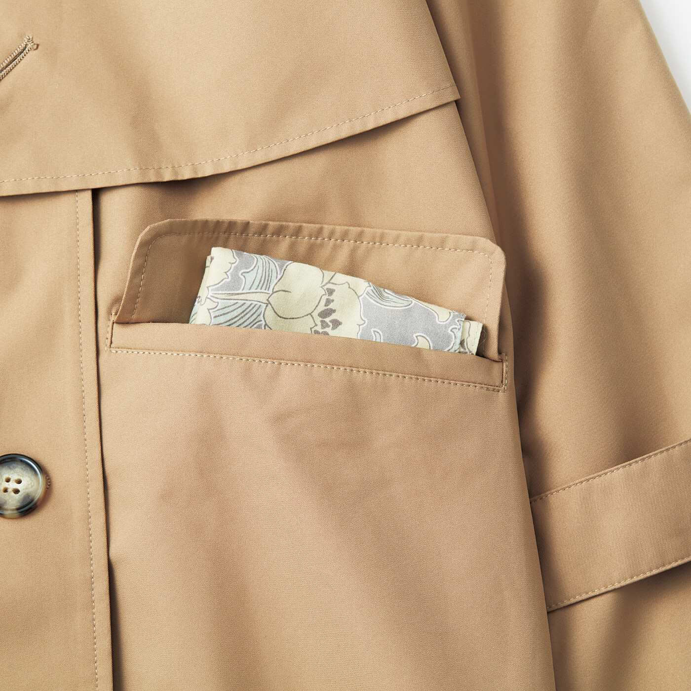 Real Stock|ラミプリュス　プリーツが広がってリュックが背負える！ 防水素材を使ったトレンチジャケット|ポケットはフラップ付き。