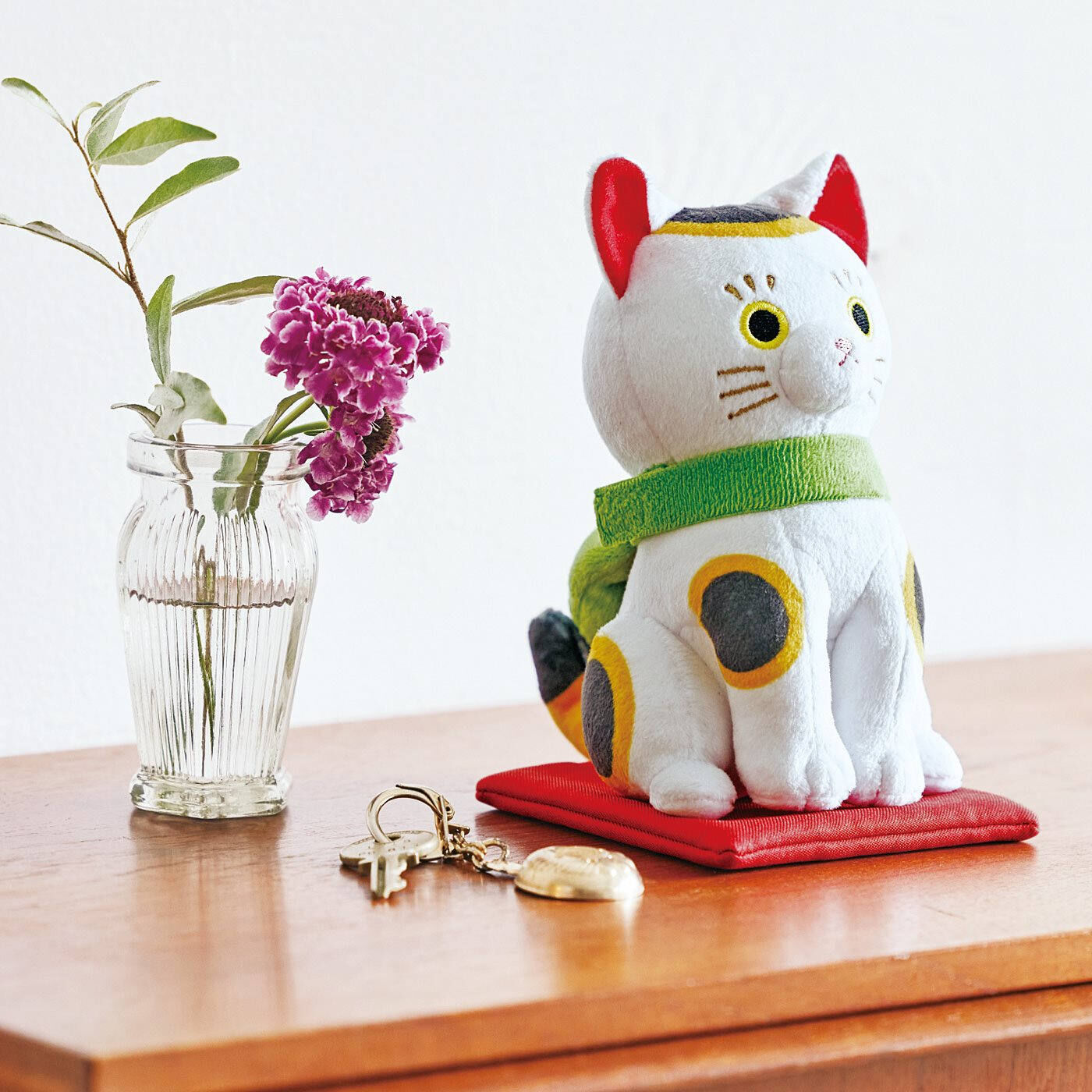 realstock [リアルストック]（Express BOX）|福を招くニャ！　かぎしっぽの猫さんの縁起物ぬいぐるみ|玄関やリビングに飾ればかわいらしさにほっこり。