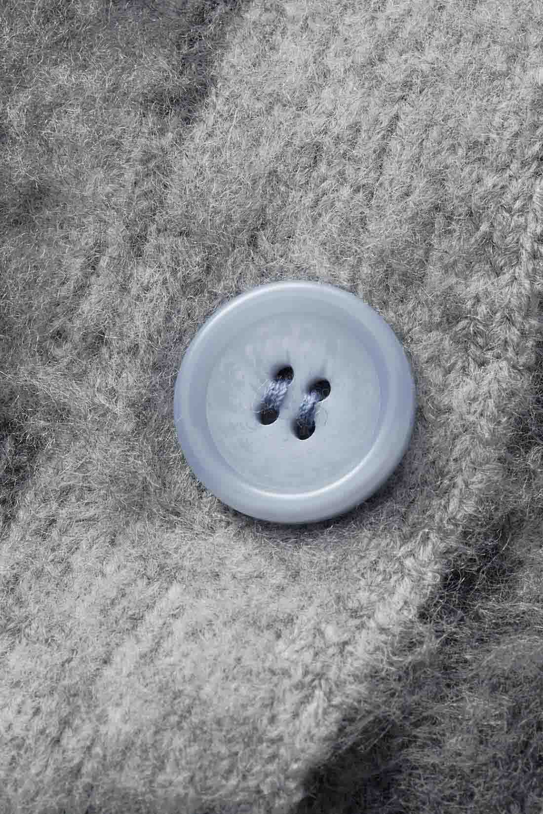 Real Stock|旭山動物園・ボルネオの森応援商品 IEDIT[イディット]　こどもユキヒョウをイメージしたシャギーニットカーディガン〈ベビーグレー〉|ブルーグレーのマーブルボタンも、こどものユキヒョウの瞳（ひとみ）がイメージ。