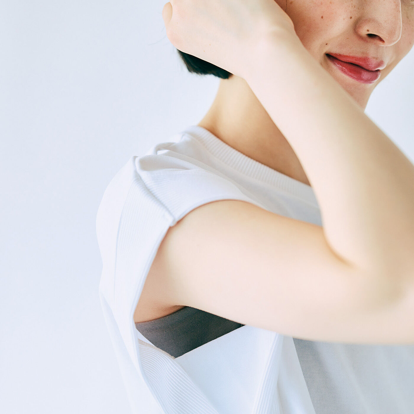 Real Stock|胸もとに光沢感をプラス　わき汗＆ちら見えカバータンクトップ〈ピーコック〉|わきパッド付きで、わきの汗やちら見えをカバー。　※お届けするカラーとは異なります。