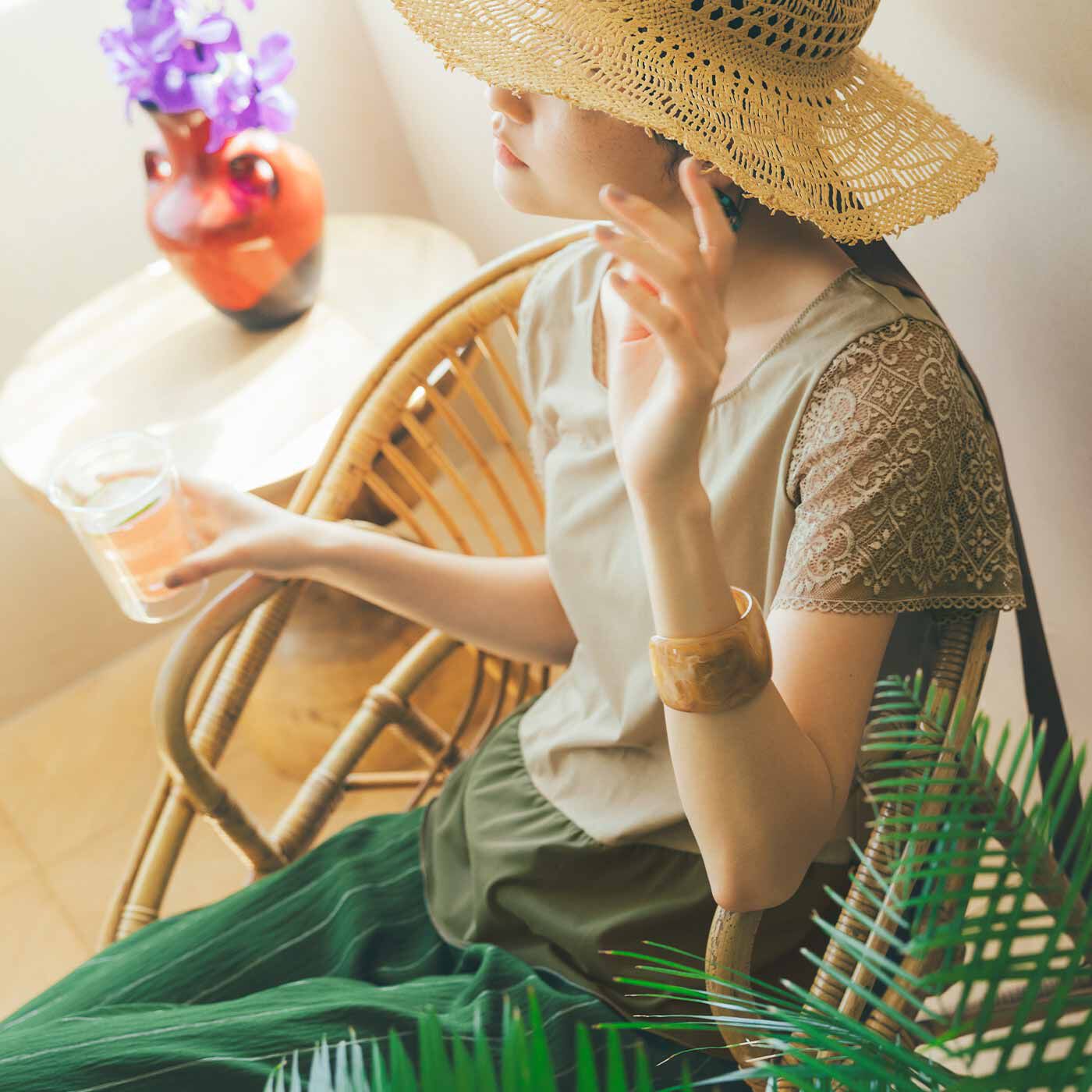 Real Stock|flufeel Resort Edition クロダレースを贅沢（ぜいたく）にあしらった 袖見せランジェリートップス〈インディゴ〉|これは参考画像です。お届けするカラーとは異なります。