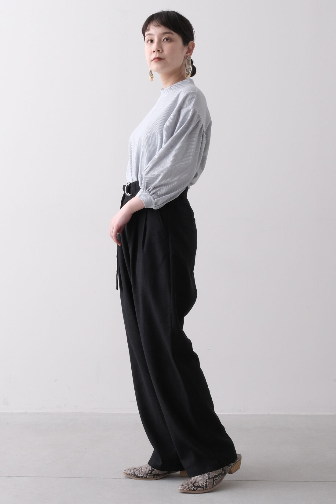Real Stock|MEDE19F 〈SELECT〉 Lee カラーブラウス|4：ライトブルーグレー　モデル身長：157cm