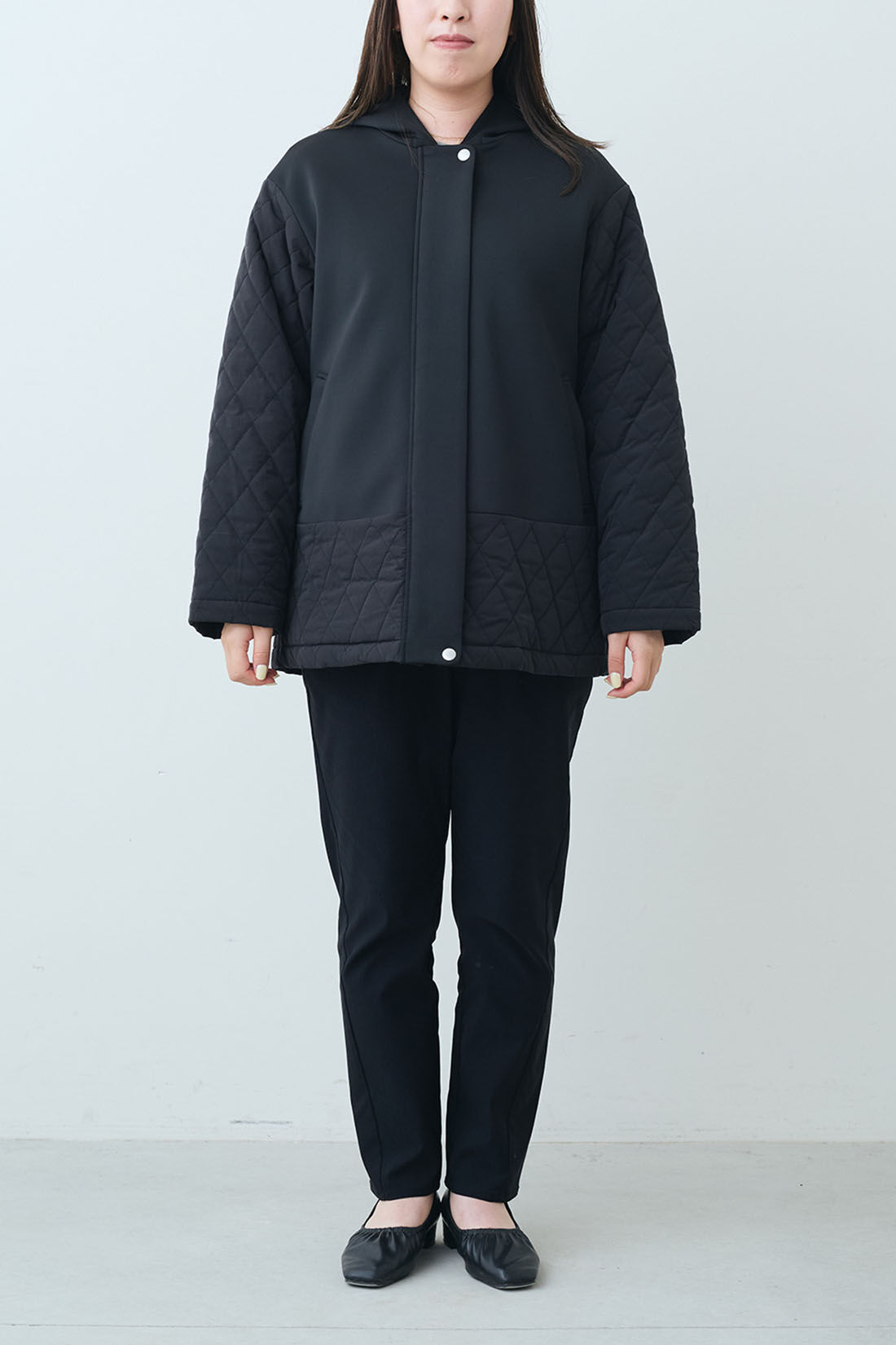 Real Stock|IEDIT[イディット]　すっきり着られるダンボール素材&times;キルティングの上品切り替えコート〈ブラック〉|モデル身長：159cm　着用サイズ：M