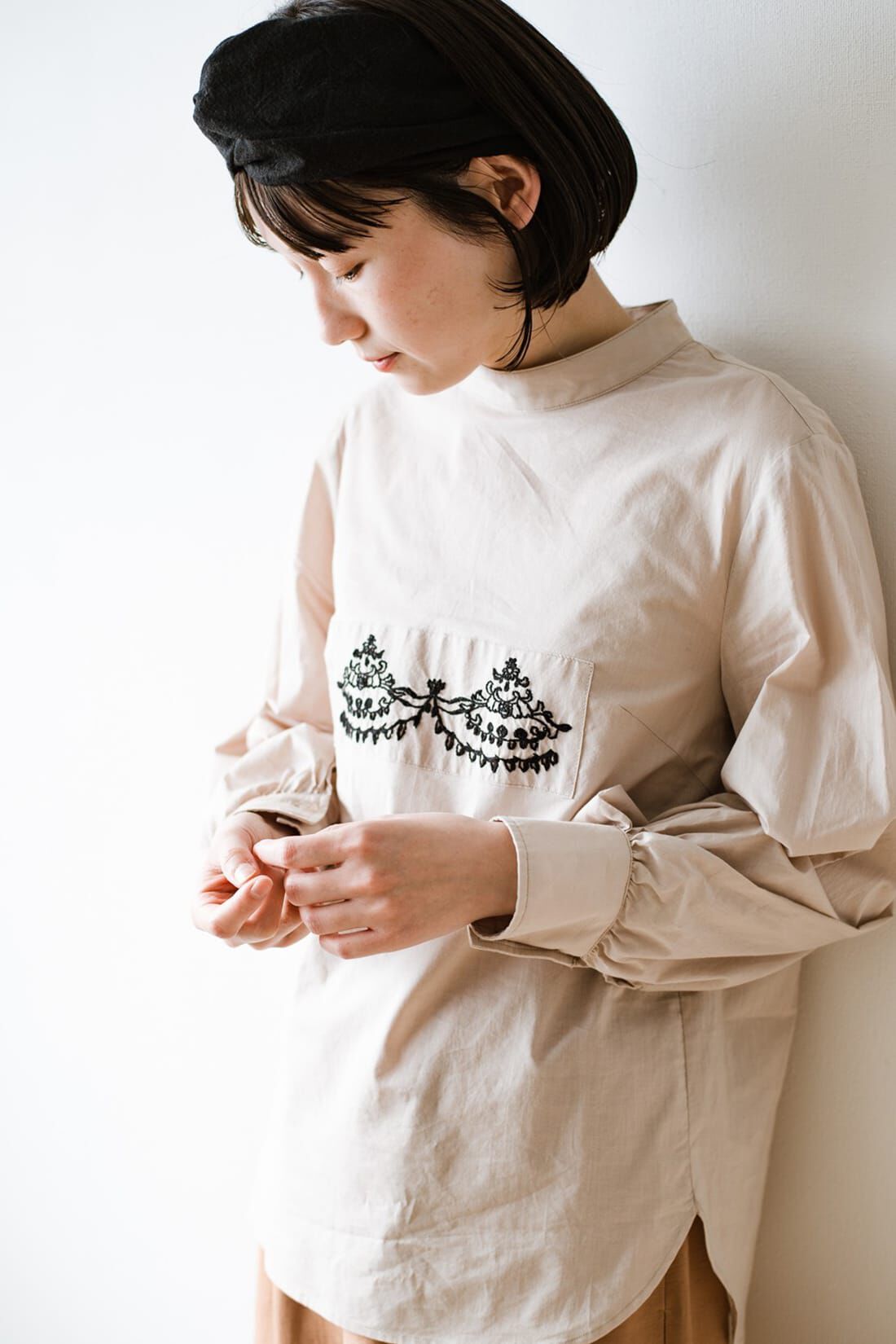 Real Stock|ｈａｃｏ！　上品な刺繍がまるでレースのよう　オーガニックコットンの袖ぽんわりブラウス　ｆｒｏｍ　Ｓｔｉｔｃｈ　ｂｙ　Ｓｔｉｔｃｈ〈ベージュ〉