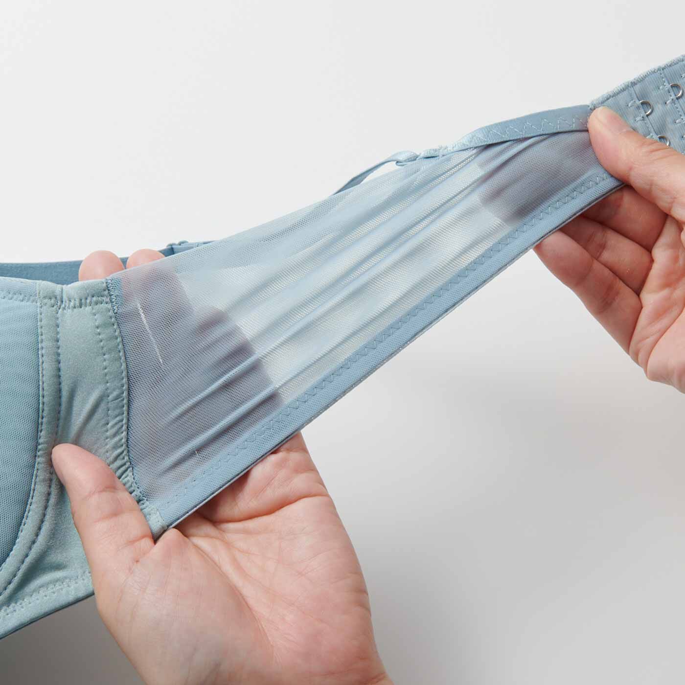 Real Stock|バストに沿って若胸印象 大人なシアーと光沢感で魅せる わき高ブラ＆ショーツ〈ライトリバーブルー〉|サイドは伸びやかなパワーネットを使用。わき高に設計しているので、お肉をしっかりおさめて段差を解消します。