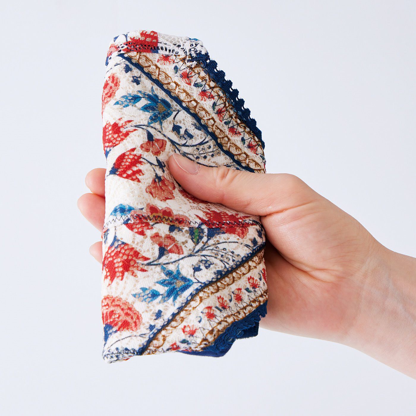 Real Stock|ボリュームおさえて　フラットブラ＆ショーツ〈アンティークフラワー〉〈イエロー×ブラウン〉|たたむとハンカチみたいにコンパクトになるので、旅行にもおすすめ。　※お届けするカラーとは異なります。