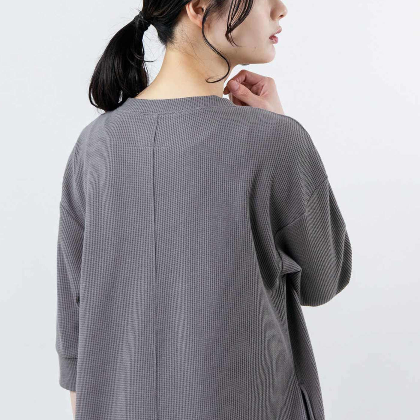 Real Stock|フラウグラット 伸びやからくちん♪ 着心地さらりのきれいめワッフルチュニック〈アイボリー〉|センター切り替えですっきりきれいな後ろ姿。これは参考画像です。お届けするカラーとは異なります。
