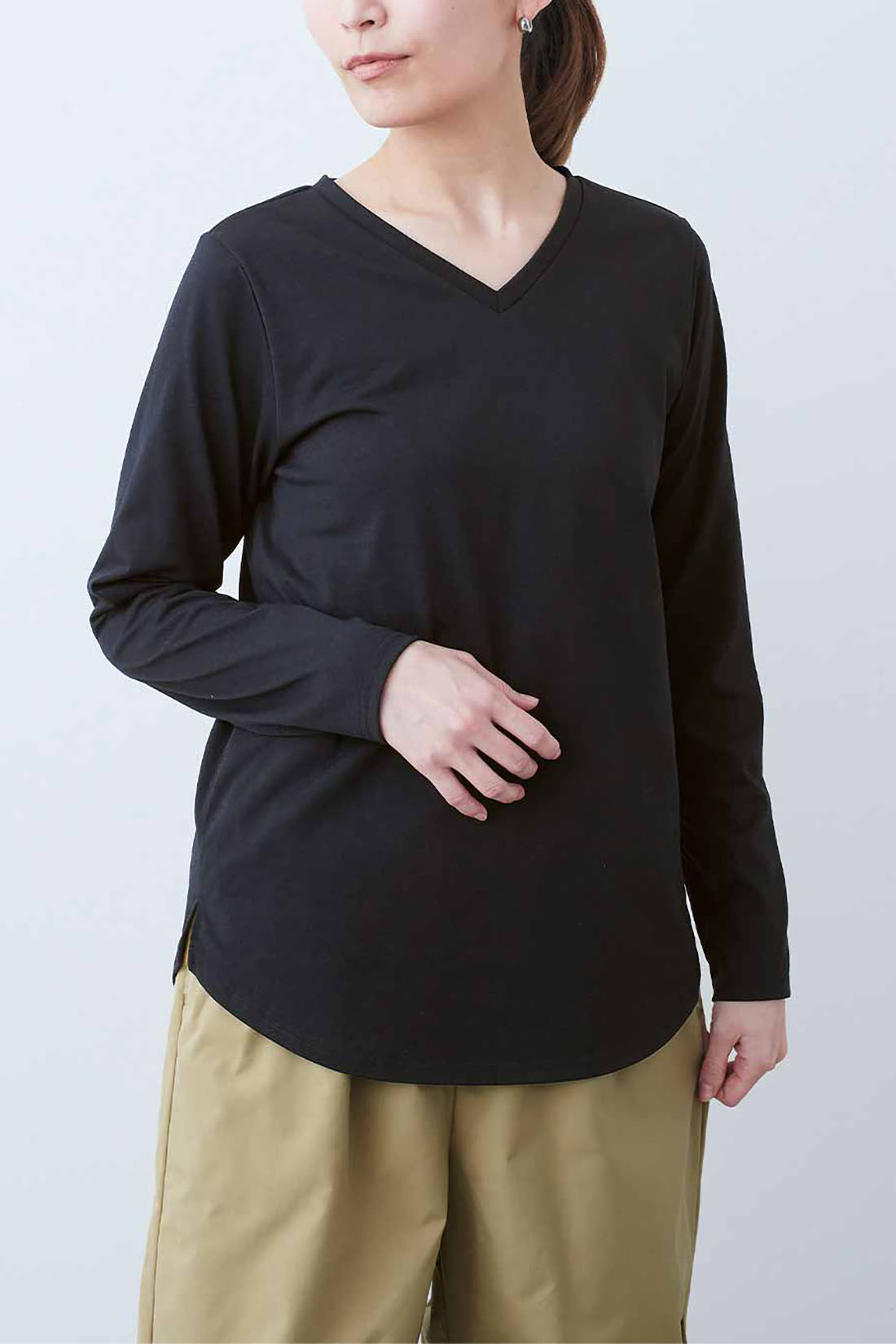 Real Stock|IEDIT[イディット]　大人にふさわしい日本製 ていねいに仕立てたクワトロセブン（TM） Vネックカットソー〈ブラック〉