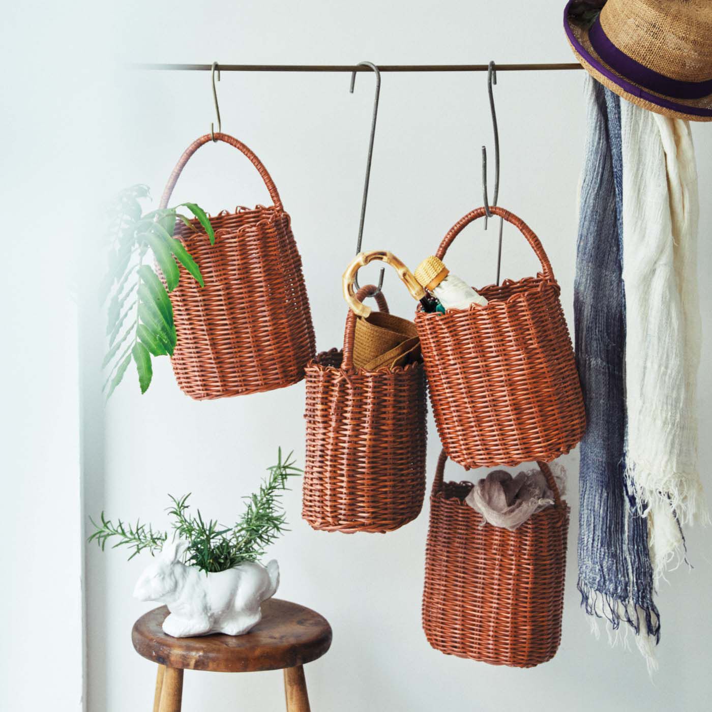 Real Stock|aｍ＆be　お出かけにも収納にも使える 水洗いできるかごバッグ|玄関につるして、折りたたみ傘やストールを収納しても。