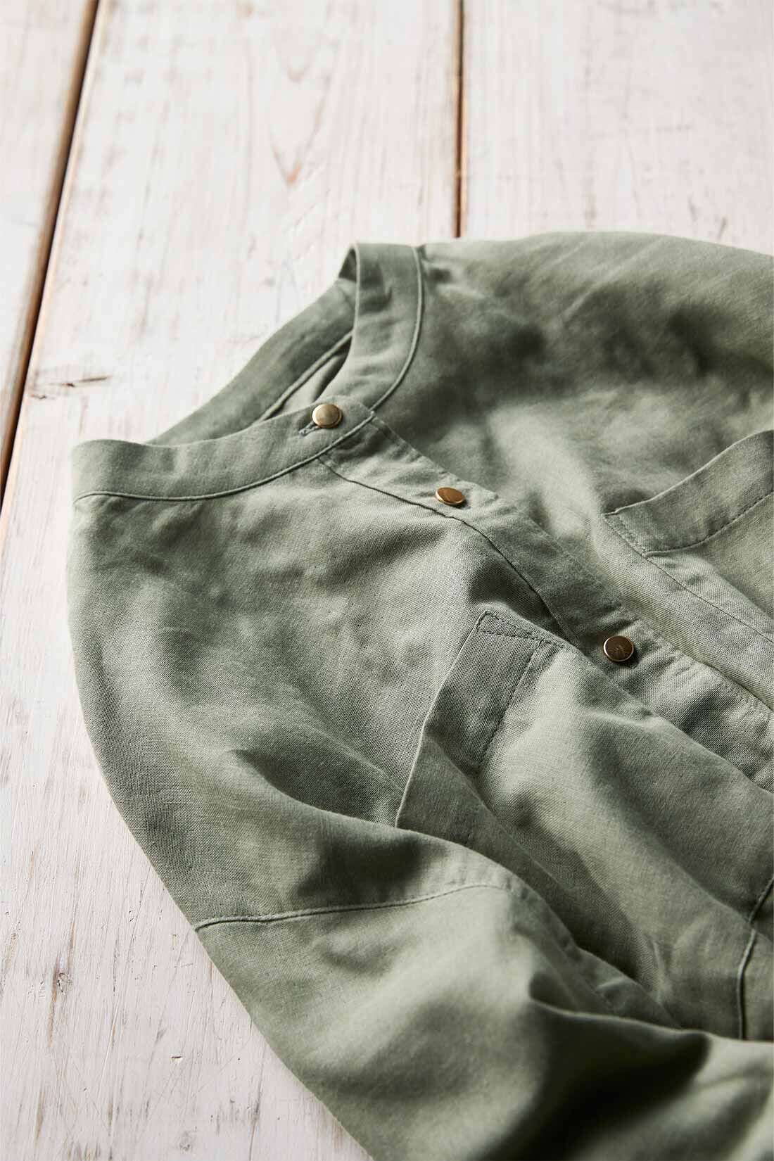 Real Stock|リブ イン コンフォート　ダブルガーゼを軽やかにはおる やわらかなコットンシャツ〈オフホワイト〉|たくさん着て、洗えば洗うほど、くったりと肌になじむ。着心地が育つ、綿100％のダブルガーゼ素材。　※お届けするカラーとは異なります。