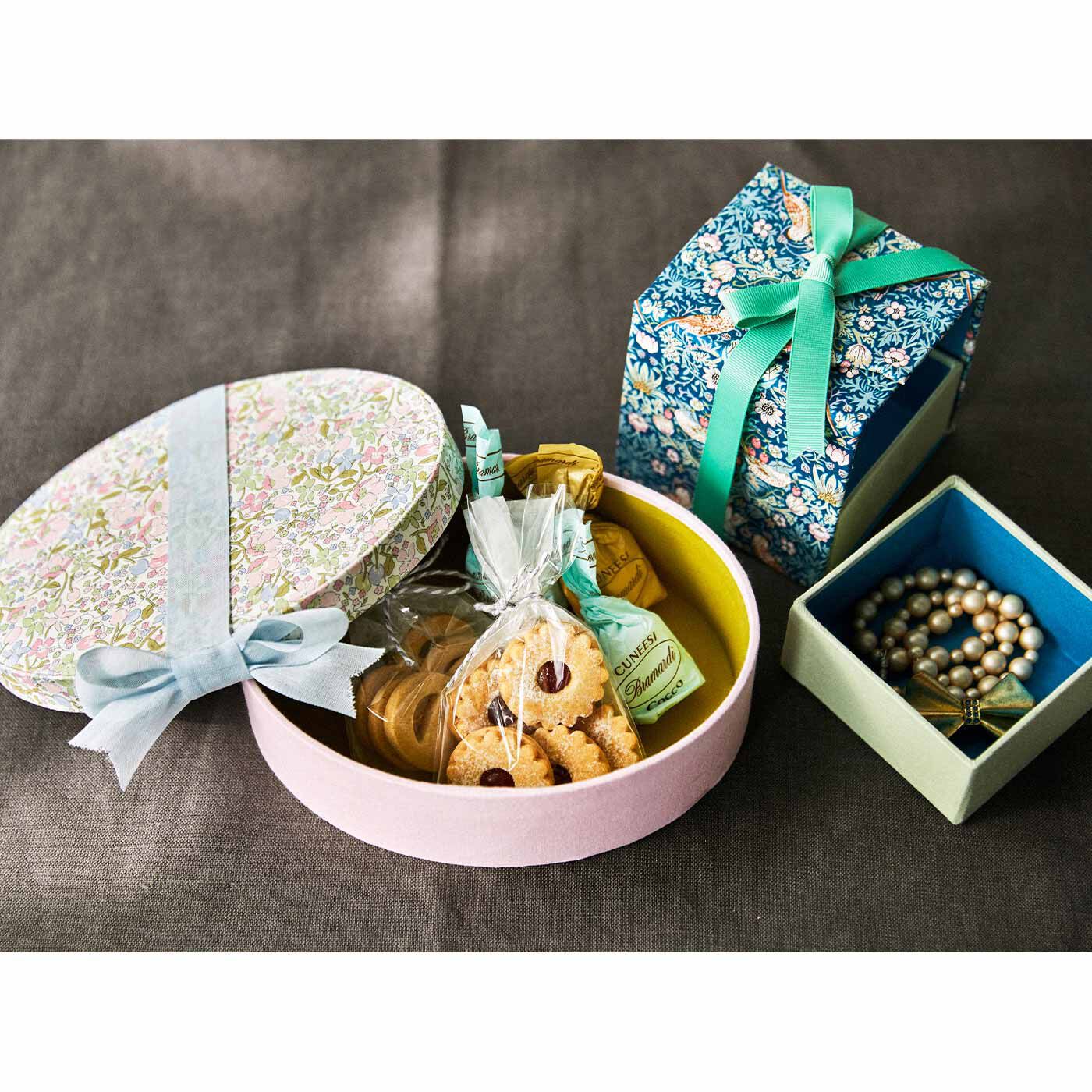 Real Stock|工作気分で作れる リバティ・ファブリックス カルトナージュ|リボン付きの小箱は、大切な人へのプレゼントに。