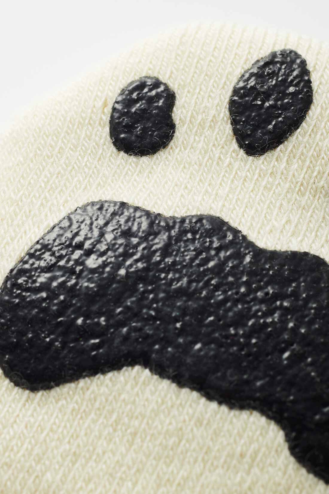 Real Stock|【3～10日でお届け】旭山動物園・ボルネオの森応援商品 Live in comfort ホッキョクグマの肉球柄のあたたかソックス〈アイボリー〉|左右で形状の異なるホッキョクグマの肉球をシリコーンで再現しました。