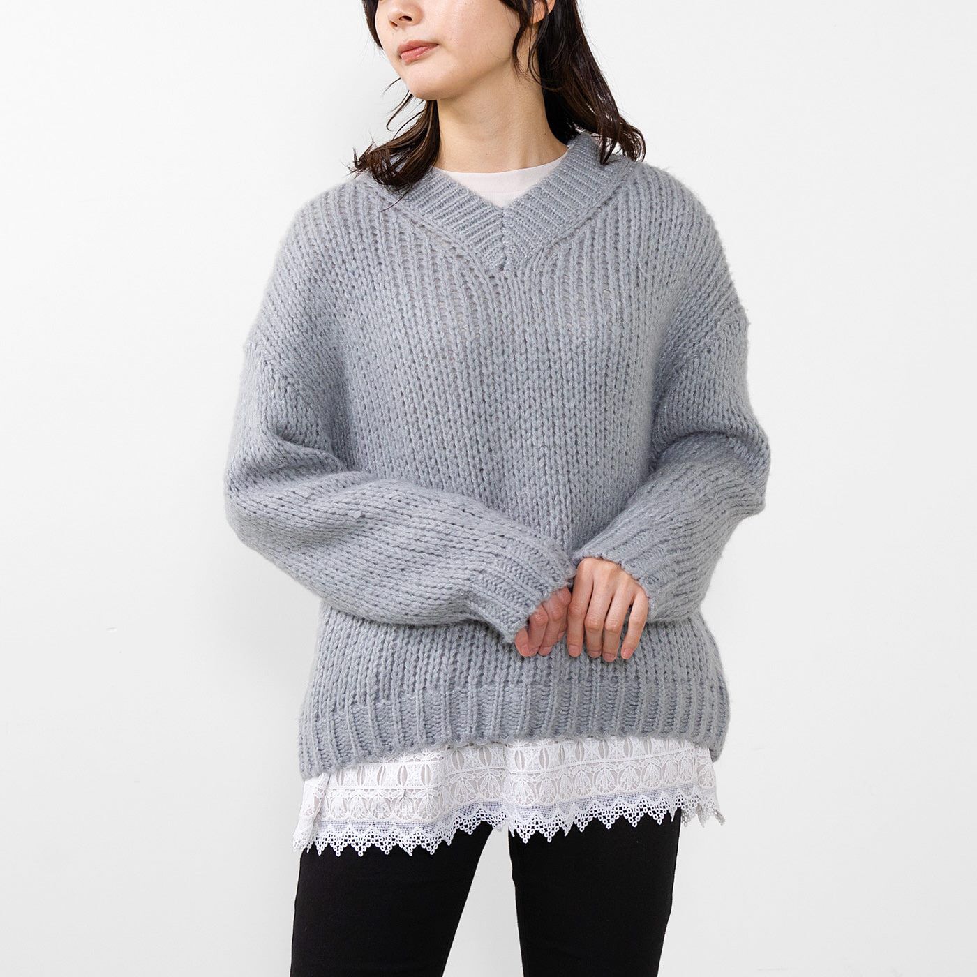 Real Stock|フラウグラット　パッと華やかさをプラスする♪　すそレースひらりトップス〈グレー〉|ニットのインに重ね着して、レースを見せるコーデもおすすめ。　※お届けするカラーとは異なります。