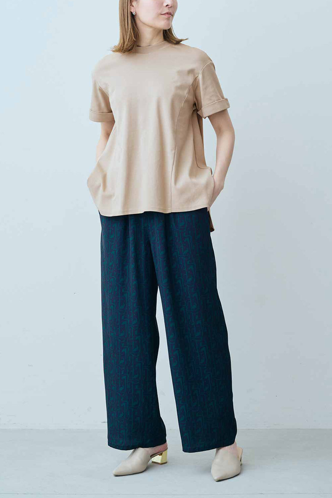 Real Stock|IEDIT[イディット]　接触冷感・吸汗速乾・抗菌防臭！ Ohcool（R）Ⅱ plus素材 後ろ姿が印象的なバックプリーツデザインのカットソートップス〈グレージュ〉|モデル身長：164cm　着用サイズ：M
