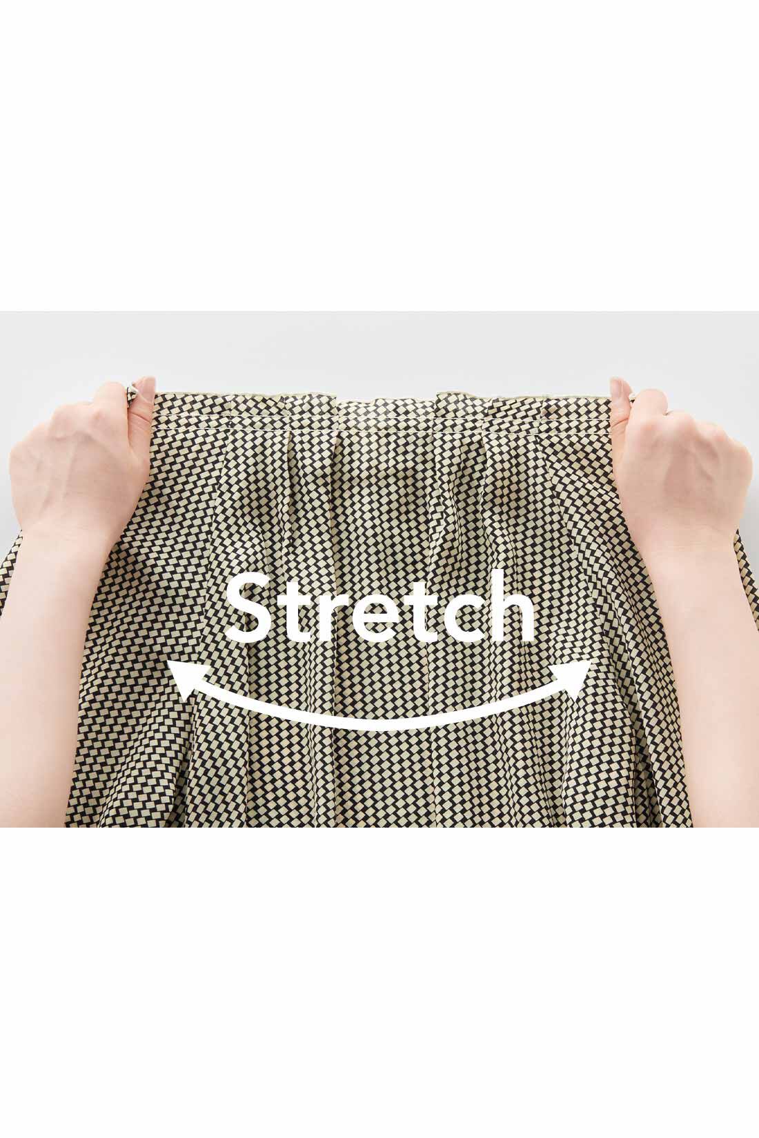 Real Stock|IEDIT[イディット]　上品プリントが着映える 落ち感がきれいなリラクシーシルエットプルオーバーブラウス〈ブラウン〉|ほのかに透けて、しわになりにくい、無地ライクな柄行きのプリントジョーゼット素材。首もと・袖口をシャーリングゴム遣いにし、すぽんとかぶれる仕様に。お届けするカラーとは異なります。