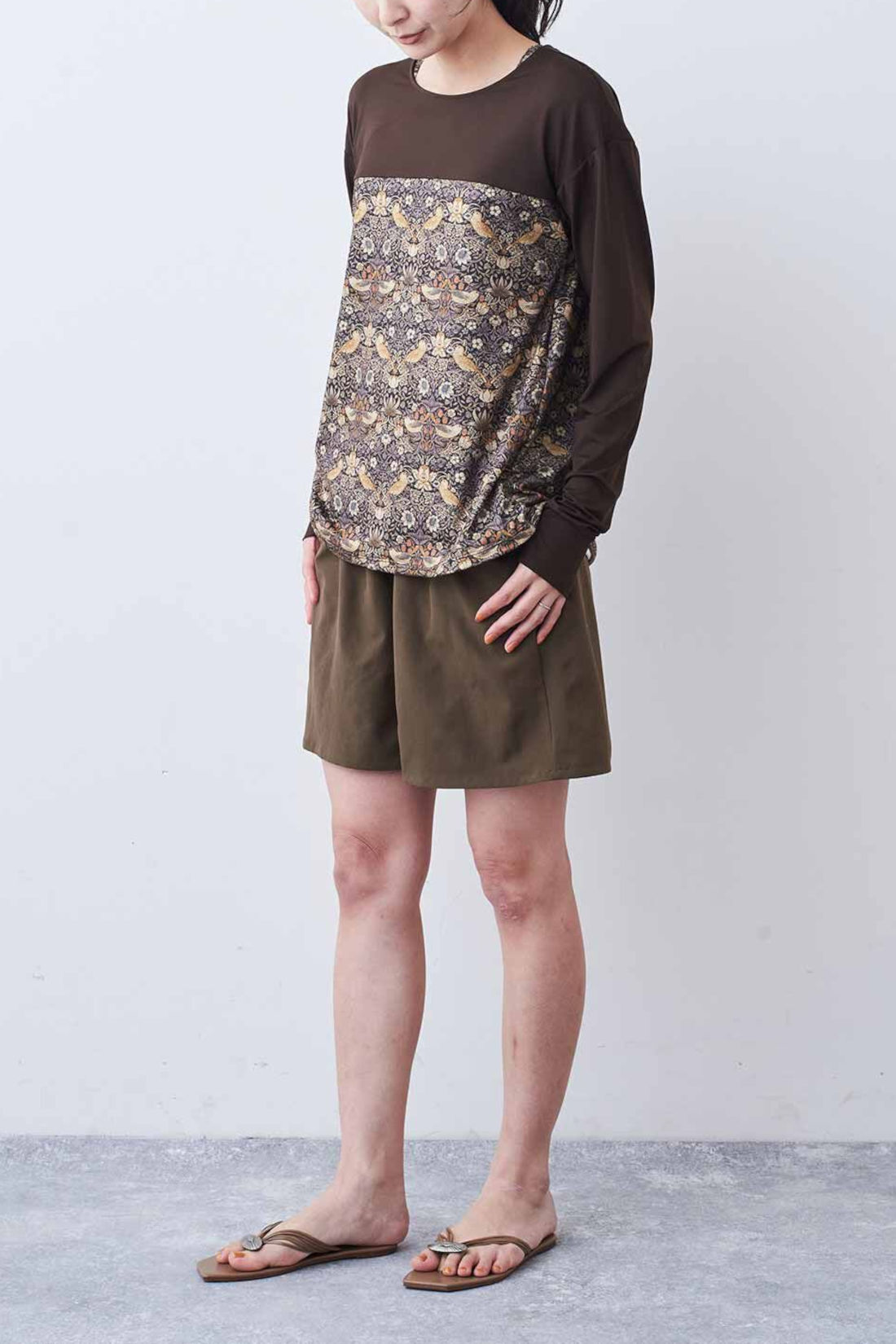 Real Stock|【3～10日でお届け】リブ　イン　コンフォート　大人モリスの世界「いちご泥棒」柄を秘めた優美な水着セット〈ブラウン〉|ラッシュガード＆ショートパンツ