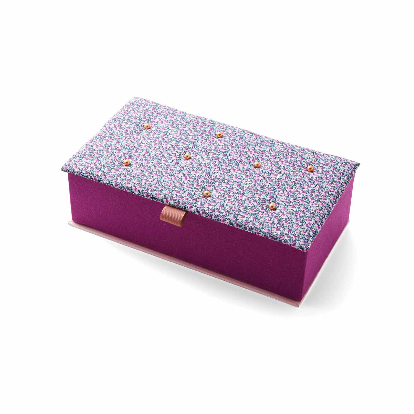 Real Stock|工作気分で作れる リバティ・ファブリックス カルトナージュ|タイプ15：中わた入りふた付きボックス〈ペッパー〉　できあがりサイズ：縦約13.5cm、横約24.5cm、高さ約7.5cm（リボン含まず）