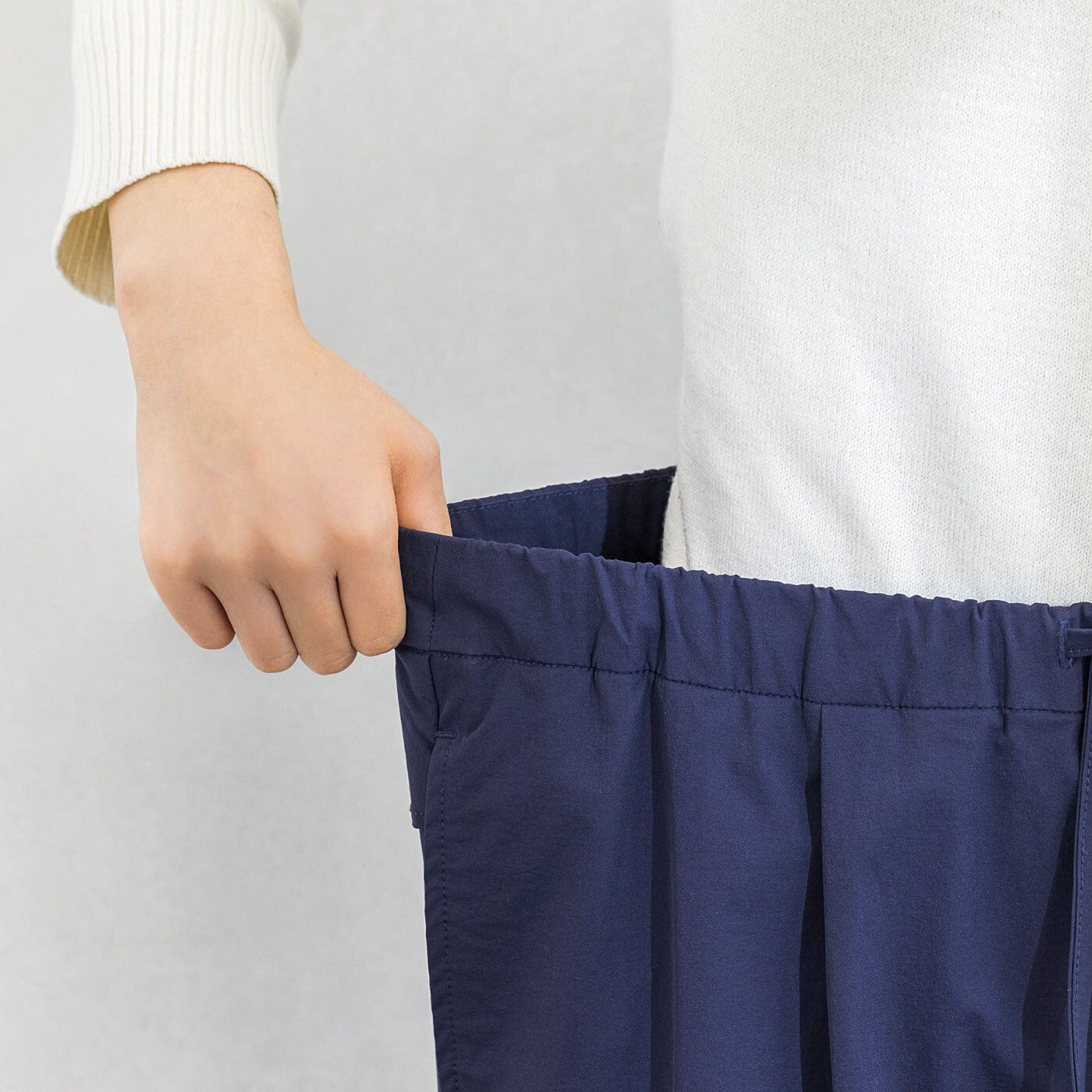 Real Stock|ラミプリュス　隠しメッシュでむれにくい！ やわらかストレッチ撥水（はっすい）生地のオトナきれいめパンツ〈オフホワイト〉|ウエストは総ゴム仕様でらくちん。これは参考画像です。お届けするカラーとは異なります。