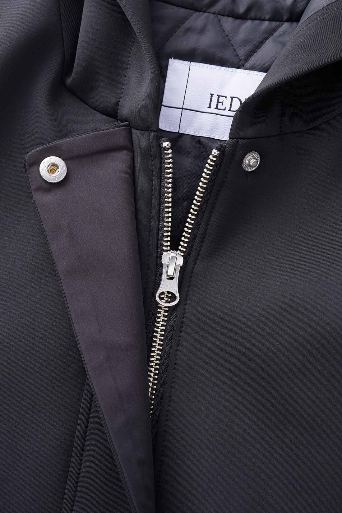 Real Stock|IEDIT[イディット]　すっきり着られるダンボール素材&times;キルティングの上品切り替えコート〈ブラック〉|深めに重ねた前立てでファスナーを隠して、印象すっきり。