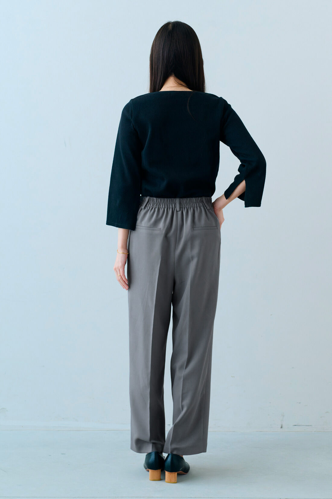 Real Stock|Live love cotton（R）プロジェクト IEDIT[イディット]　デザインネックでデコルテ華やぐ　フレアースリーブカットソー〈ブラック〉|モデル身長：163cm　着用サイズ：M