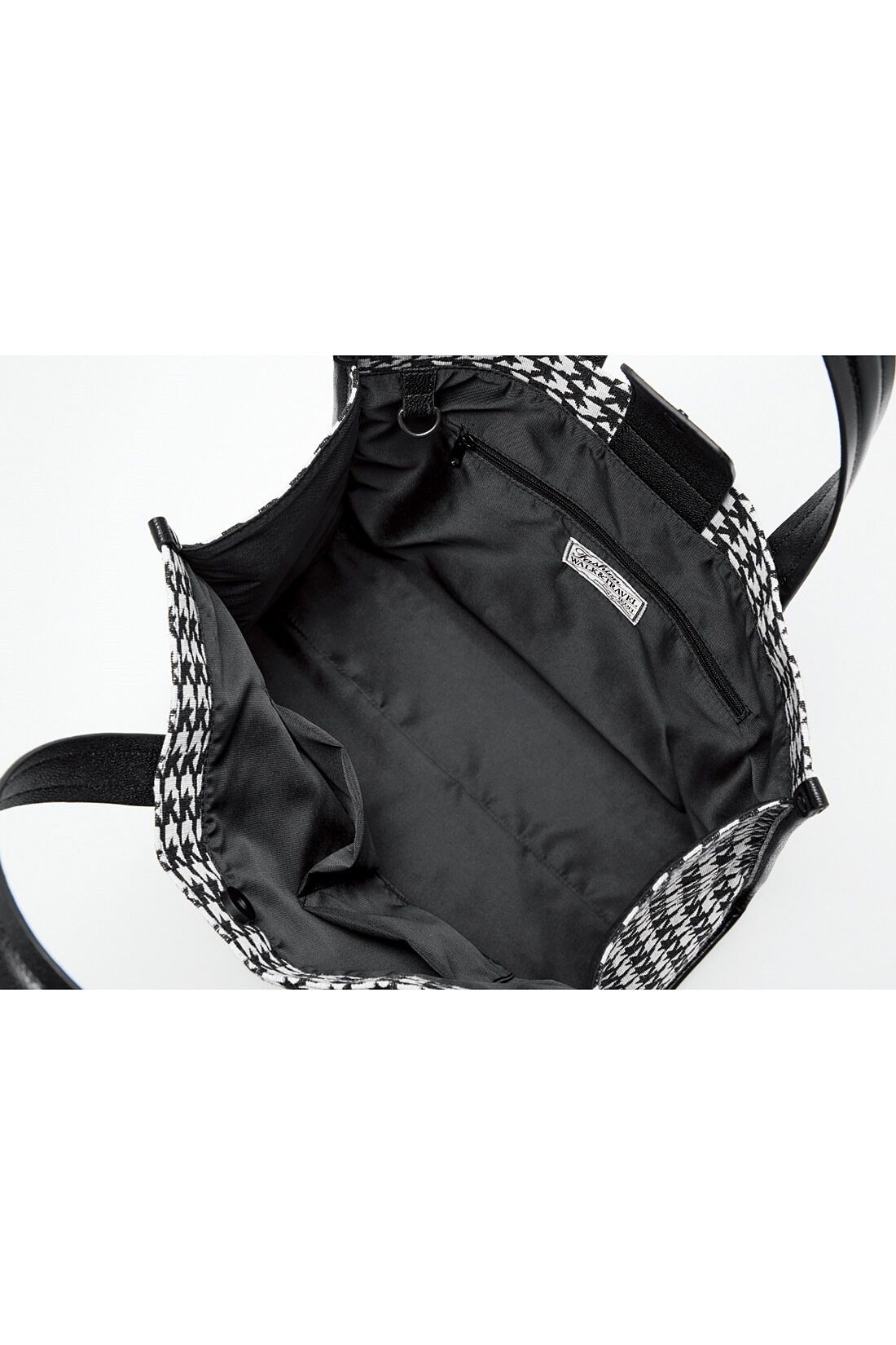 Real Stock|IEDIT＋[イディットプラス]　コーディネートのアクセント　モノトーン織り柄の本革遣いトートバッグ〈ブラック〉|内ポケットと広めのまちで収納力抜群。フックを付けられるDカンと、カチッと開閉できるマグネット付き。