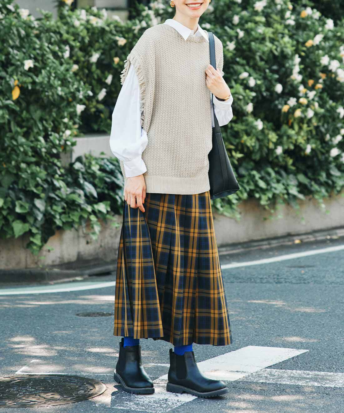 Real Stock|ラミプリュス 重ねて着回しいろいろ コットンフリンジニットベスト〈ニットネックレス付き〉〈ネイビー〉|ベストだけでもすてき。これは参考画像です。お届けするカラーとは異なります。