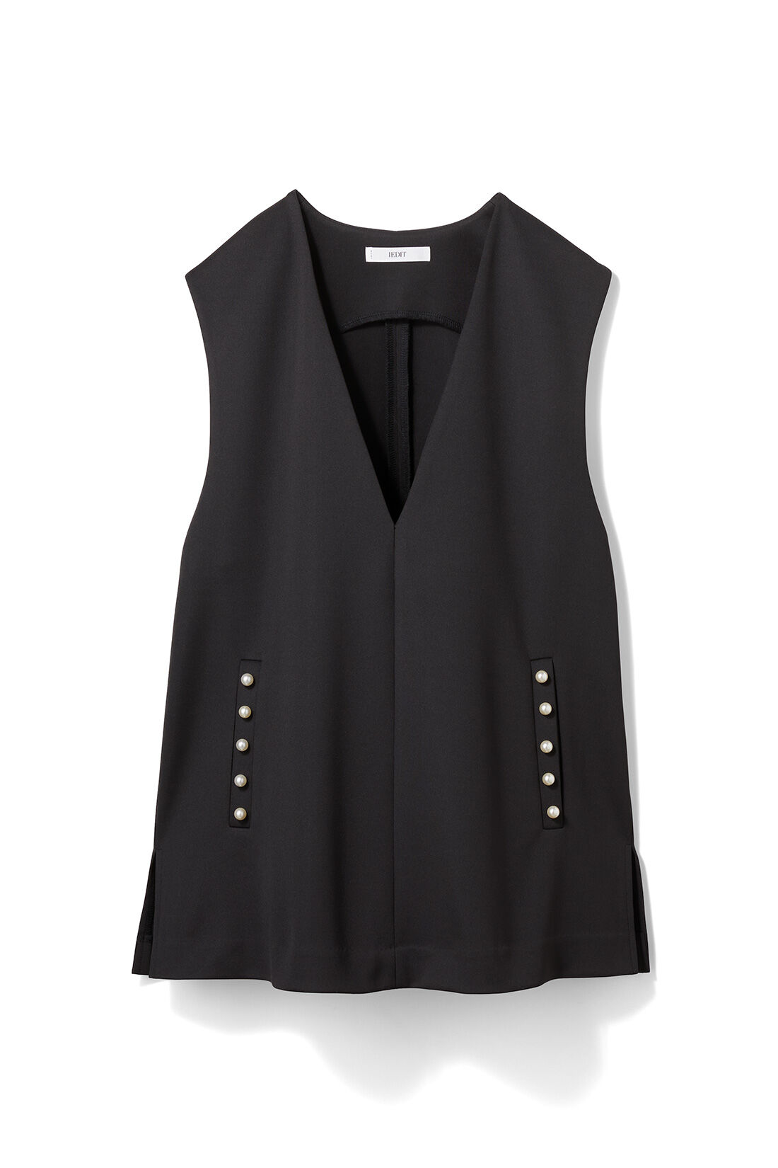 Real Stock|IEDIT[イディット] パールで好印象に着映えする こなれ3点セット|深めVネックのシャープな引き締め感と、パール風モチーフの華やぎが絶妙。ヒップが隠れる長め丈で、きれいめカジュアルにも着まわせます。