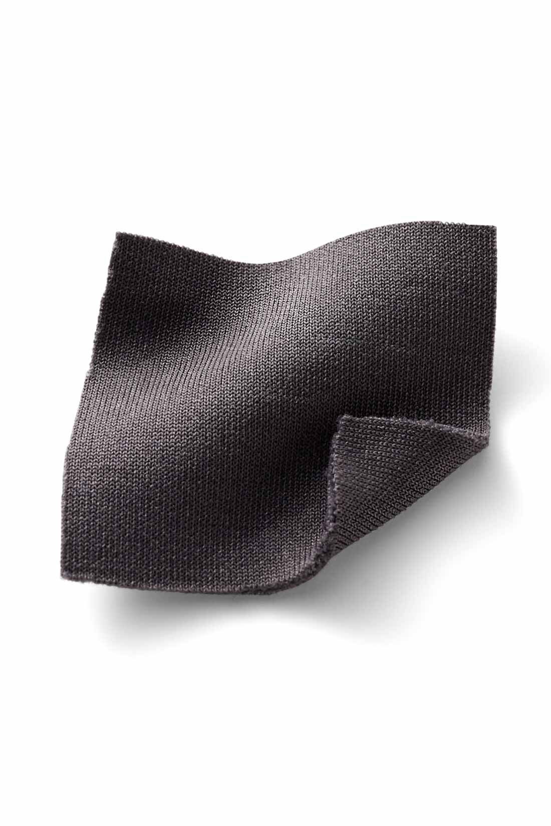 Real Stock|IEDIT[イディット]　ダンボールカットソー素材のノーカラーカーディガンジャケット〈チャコールグレー〉|空気を含んだような弾力と上品なつや感がきれいめ印象をつくる、ダンボールカットソー素材。