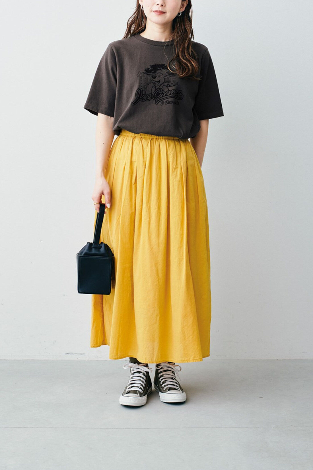 Sunny clouds so-co|サニークラウズ　アイス好きなTシャツ〈レディース〉〈チャコール〉|モデル身長：161cm　着用サイズ：M