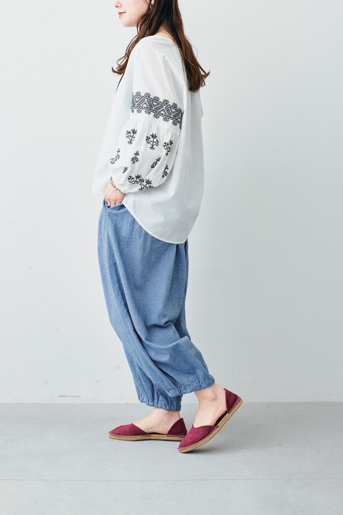 Sunny clouds so-co|サニークラウズ　ボヘミアン刺しゅうトップス〈レディース〉白|モデル身長：161cm　着用サイズ：M