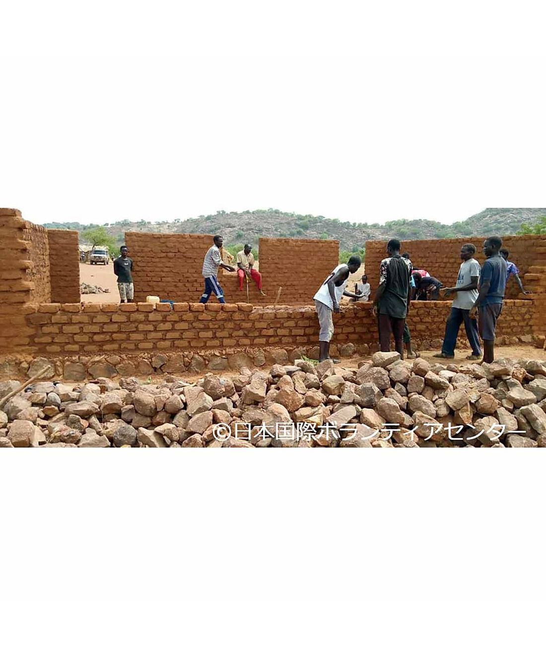 フェリシモメリー|フェリシモメリー 地球村の基金|レンガを積み上げて校舎の壁を修繕する人々
